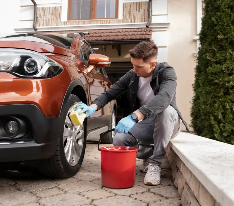 Lavage auto à domicile Ruy-Montceau : professionnel intervenant sur un véhicule